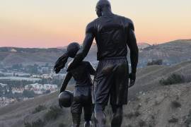 La estatua fue creada por un artista en Los Ángeles, quien espera que tanto la familia de Bryant como las autoridades le permitan colocar una de mayor tamaño de forma permanente.
