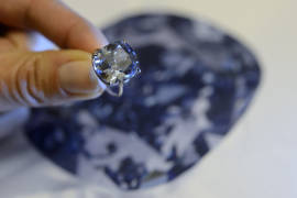Multimillonario regala el diamante más caro del mundo a su hija de 7 años