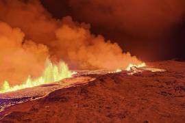 Fotografía cedida por Defensa Civil de Islandia donde se observa una erupción volcánica al norte de Grindavík, Islandia.