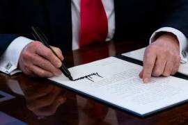 El presidente estadounidense, Donald Trump, firmó una orden ejecutiva donde establece que Estados Unidos podrá imponer aranceles a los bienes procedentes de países que vendan o proporcionen petróleo a Cuba.