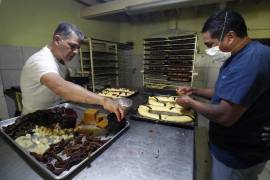 Vengan a probar nuestras roscas, exhortó José García Cruz, dueño de la panadería La Crema, en el centro de Saltillo. FOTO: HÉCTOR GARCÍA