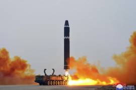 El gobierno norcoreano compartió imágenes del lanzamiento de prueba de un misil balístico intercontinental Hwasong-15.