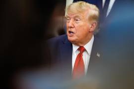 El presidente estadounidense Donald Trump responde a las preguntas de los periodistas en el Despacho Oval de la Casa Blanca en Washington.