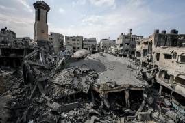 Una vista general muestra los escombros de una mezquita destruida tras los ataques aéreos israelíes en la ciudad de Gaza.