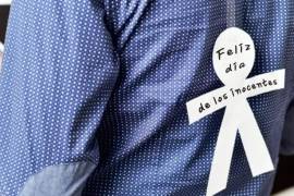 El Día de los Inocentes es una de las fechas más curiosas del calendario, marcada por bromas, engaños y noticias falsas. Aunque suele tomarse con humor, su origen es histórico y su impacto sigue vigente, especialmente en la era digital.