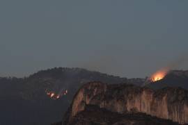 El fuego en el Cañón de San Lorenzo ya se observa desde distintos puntos de la ciudad; ha afectado más de 40 hectáreas.