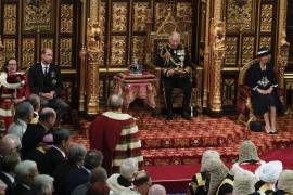 El príncipe de Gales comenzó a las 10:34 la alocución conocida como el Discurso de la Reina, en la que leyó las grandes líneas del Ejecutivo británico para el curso legislativo que se inauguró formalmente ayer.
