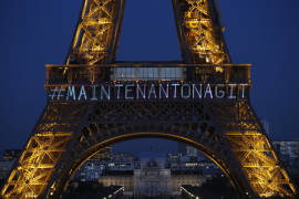 Torre Eiffel exhibe un mensaje contra el abusos a las mujeres