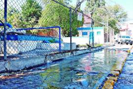 La megafuga se originó en el depósito ubicado en la calle Félix U. Gómez, a unos metros de la iglesia del Ojo de Agua.