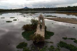 La antigua iglesia de San Francisco Bojay, en Hidalgo (México), se encuentra parcialmente sumergida después de que la zona fuera inundada en 1949 para crear la presa Endhó.