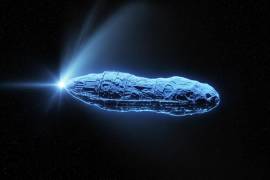 El cometa 3I/ATLAS volvió a ser visible después de su paso por el Sol y muestra un comportamiento anómalo. Su aceleración no gravitacional y su brillo azul reavivan teorías sobre su posible origen artificial.