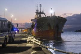 La Policía y la Armada Española han apresado en el Atlántico un carguero con cocaína. En la imagen, efectivos policiales junto al buque intervenido, el United S., atracado en el puerto de Santa Cruz de Tenerife.