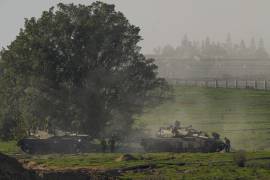 Tanques israelies son vistos cerca de la frontera con la Franja de Gaza, al sureste de Israel.