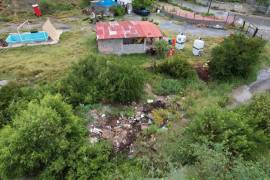 Un recorrido de VANGUARDIA confirmó la presencia de escombro, muebles abandonados y autopartes en el sitio.
