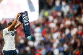 Kylian Mbappé mostrando un jersey especial por su renovación con el PSG.
