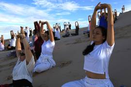 Practican Yoga en la frontera para ‘sembrar esperanza’