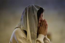 Una peregrina cristiana asiste a misa en la basílica de la Transfiguración, en el monte Tabor, en el norte de Israel, el 6 de agosto de 2026.