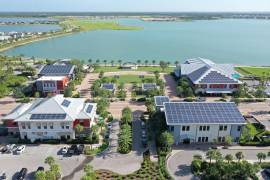 AME9466. FLORIDA (ESTADOS UNIDOS), 13/08/2025.- Fotografía cedida por Babcock Ranch donde se observan edificios en el centro de Babcock Ranch, en Florida (Estados Unidos). Una comunidad de unos 15.000 habitantes y 687.000 paneles fotovoltaicos en el sur de Florida, llamado Babcock Ranch, presume de ser el primer pueblo a prueba de huracanes de Estados Unidos y operado con energía solar, lo que esperan replicar en otras zonas mientras crece la preocupación por los ciclones. EFE/ Babcock Ranch / SOLO USO EDITORIAL/SOLO DISPONIBLE PARA ILUSTRAR LA NOTICIA QUE ACOMPAÑA (CRÉDITO OBLIGATORIO)