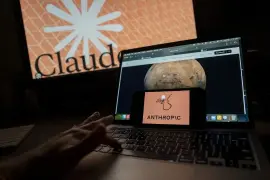 En la imagen una pantalla de una laptop con el logotipo de la inteligencia artificial Anthropic y de su modelo de AI Claude.