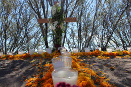 Encienden veladoras en Patrocinio, Coahuila, campo de exterminio de los Zetas