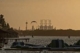 Plantas de proceso de la refinería Olmeca Dos Bocas;en estas estructuras se realiza la destilación y separación del petróleo crudo para la obtención de subproductos como diésel y gasolina.