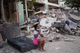 Una mujer llora junto a edificios dañados tres días después del terremoto que azotó La Guaira, Venezuela, el sábado 27 de junio de 2026.