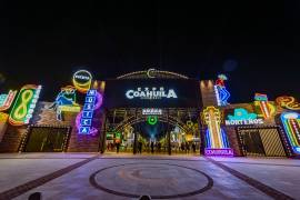 Así lució la espectacular entrada de la nueva Expo Coahuila durante la noche inaugural del Rodeo Saltillo 2026, un recinto que promete ser el epicentro de la fiesta vaquera y que hoy viernes 16 de octubre continúa con su cartelera de actividades.
