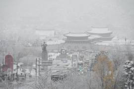 La plaza Gwanghwamun y el palacio Gyeongbok están cubiertos de nieve en Seúl, Corea del Sur.