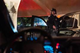Seguridad en el exterior del Washington Hilton después de que se produjeran disparos durante la cena de la Asociación de Corresponsales de la Casa Blanca del sábado por la noche.