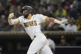 Fernando Tatis Jr. pegando un sencillo durante un juego entre los Padres y los Bravos en San Diego en septiembre del 2021.