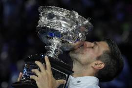 Novak Djokovic besa el trofeo de campeón del Abierto de Australia tras derrotar a Stefanos Tsitsipas en la final.