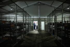 Donal Trump (i), realiza una visita el centro de detención ‘Alligator Alcatraz’ en Miami. Este centro de detención’ recibió a los primeros migrantes como parte del plan de deportaciones masivas del presidente.