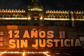 CIUDAD DE MÉXICO,26SEPTIEMBRE2026.-A 12 años de la desaparición de los 43 estudiantes de la Escuela Normal Rural “Raúl Isidro Burgos” de Ayotzinapa, familiares, estudiantes y organizaciones sociales participaron en una marcha del Ángel de la Independencia al Zócalo de la Ciudad de México para exigir justicia y conocer el paradero de los jóvenes. FOTO: ESTRELLA JOSENTO/CUARTOSCURO.COM