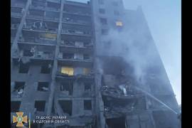 En esta foto proporcionada por el Servicio de Emergencias de Ucrania, bomberos tratan de extinguir las llamas en un edificio residencial en Odesa, Ucrania.