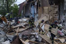 Los trabajadores de rescate limpian los escombros de un edificio destruido por un ataque aéreo ruso en Járkov, Ucrania, el lunes 10 de junio de 2024.