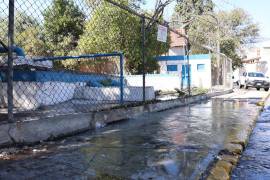 La megafuga se originó en el depósito ubicado en la calle Félix U. Gómez, a unos metros de la iglesia del Ojo de Agua.