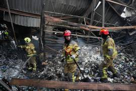Bomberos combaten un incendio después de que un misil ruso alcanzara un almacén de alimentos cerca de Kiev, Ucrania, el miércoles 5 de agosto de 2026.
