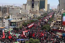 Cientos de miles de personas participan en la procesión funeraria del asesinado líder supremo de Irán Alí Jameneí en la ciudad de Mashad, donde será enterrado tras una semana de multitudinarios funerales.