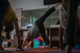 Serhii Zaloznyi, centro, instructor de yoga de 52 años, realiza una sesión de yoga en un sótano en Kramatorsk, región de Donetsk, Ucrania.