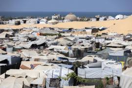 El campamento de al-Mawasi para palestinos desplazados cerca de Khan Younis, Franja de Gaza, el miércoles 17 de septiembre de 2025. En medio del ataque terrestre del ejército israelí contra la ciudad de Gaza, la enorme afluencia de gazatíes que huyen hacia el sur ha sobrecargado aún más los servicios humanitarios, que según los grupos de ayuda eran insuficientes incluso antes de la llegada de muchos miles más.