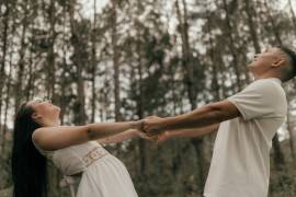 Estas son pequeñas oportunidades que las parejas tienen para acercarse emocionalmente a lo largo del día.