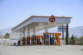 Automovilistas de Saltillo han tenido que recorrer varias estaciones de servicio ante los periodos de desabasto de gasolina Magna registrados durante mayo en la capital coahuilense.