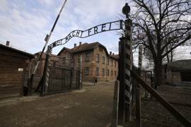 La policía y los fiscales en el sur de Polonia investigan grafitis en inglés y alemán encontrados en los cuarteles del antiguo campo de exterminio alemán nazi de Auschwitz-Birkenau. AP/Markus Schreiber