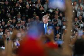Donald Trump da un discurso sobre la reducción de la delincuencia y la seguridad pública en la Academia de Policía del condado de Nassau en Garden City, condado de Nassau, en Long Island, Nueva York.