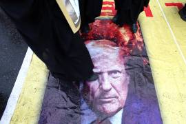 Ciudadanos iraníes pisotean un cartel que muestra al presidente estadounidense Donald Trump durante una manifestación para conmemorar el Día Internacional de Al-Quds en Teherán, Irán.