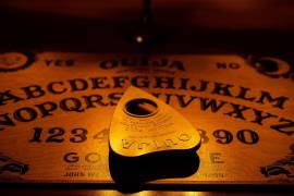 ¿Es, entonces, peligroso jugar a la Ouija? Examinemos los mitos y verdades detrás de este misterioso juego.