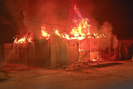 Las llamas se propagaron rápidamente debido a la estructura de madera y lámina del inmueble.