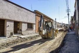 Vecinos de la calle General Cepeda en Saltillo exigen la corrección de las banquetas, pues temen que la obra cause inundaciones en las viviendas cercanas.