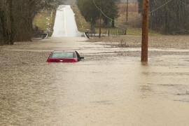 Esta imagen proporcionada por el Departamento de Policía del condado Warren, Kentucky, muestra un auto parcialmente sumergido en las afueras de Bowling Green, Kentucky, el sábado 15 de febrero de 2025. FOTO: AP.