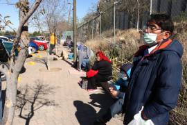 Pacientes con probable COVID hacen fila para exámenes y tramitar su incapacidad, a las afueras de la clínica 89 del IMSS en Saltillo. FOTO: FRANCISCO MUÑIZ